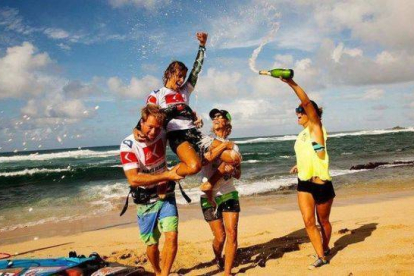 Iballa Ruano, alzada a hombros en Hawái como campeona de la Copa del Mundo por sus amigos (entre ellas su hermana Daida, subcampeona).-Foto:  PWA WORLD TOUR
