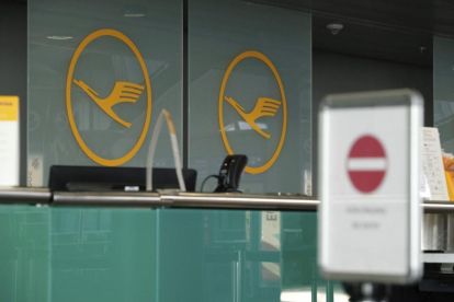 Mostrador de Lufthansa en el aeropuerto de Leipzig.-EFE