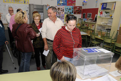 Votantes en un colegio electoral./ V. G. -