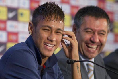 Neymar y Bartomeu, en la presentación del jugador brasileño.-Foto: JOAN MONFORT