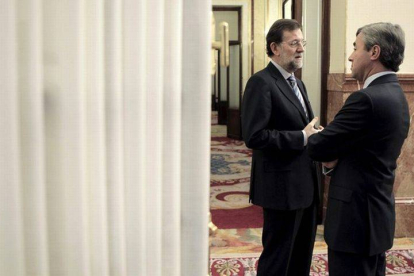 Rajoy y Acebes, en los pasillos del Congreso.-Foto: EFE / EMILIO NARANJO