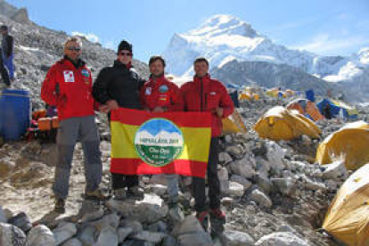 José Crespo, primero por la izquierda, junto al resto de expedicionarios que fueron al Himalaya en 2008.-