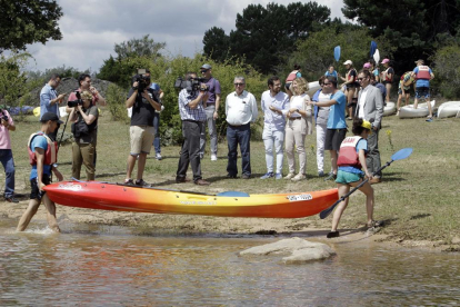 García visitó la Base Náutica de El Calar en la mañana de ayer, donde proporcionó datos sobre los jóvenes que participan en estos campamentos.-L.A.T.