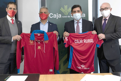 Francisco Velázquez, Moisés Israel, Carlos Martínez y Domingo Barca tras la firma del acuerdo. CD NUMANCIA
