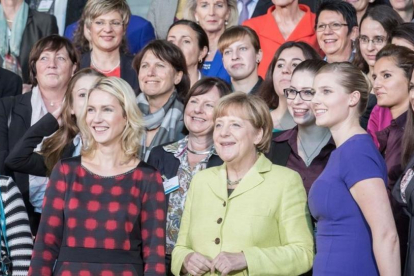 La cancillera alemana Angela Merkel, en el centro, con la ministra Manuel Schwesig, a su izquierda, en un acto con mujeres ejecutivas.-MICHAEL KAPPELER