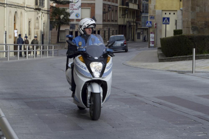 Un Policía Local patrulla por el centro de Soria en una imagen de archivo. HDS