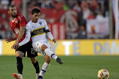 Gago controla un balón ante Silva de Independiente.-AFP