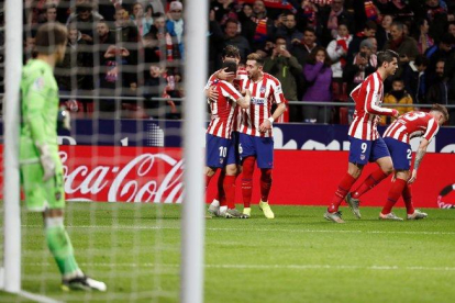 Los jugadores del Atlético celebran un gol ante la desolación del portero del Levante Aitor Fernández.-EFE