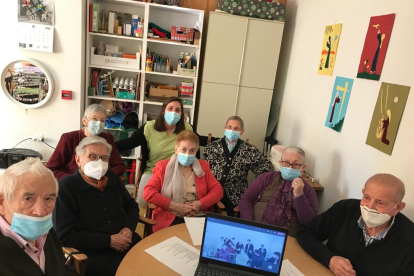 Grupo de ancianos de la residencia de Almazán que participa en las videoconferencias con los estudiantes. HDS