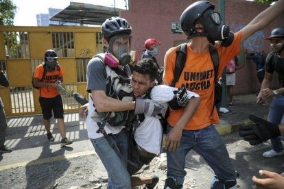 Los heridos por las movilizaciones y protestas en Venezuela.-AP