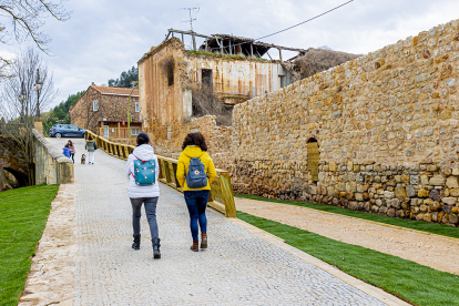 El paseo junto a la muralla en la margen del Duero - MARIO TEJEDOR