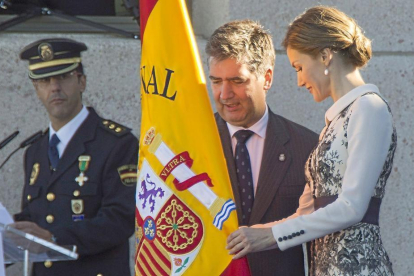 La Reina hace entrega de la bandera junto al director general de la Policía.-Ricardo Muñoz