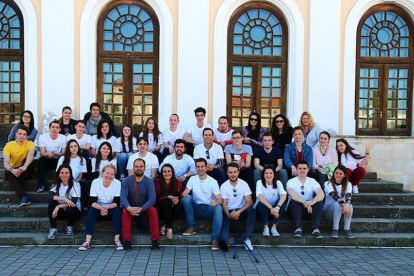 El grupo de participantes de cinco países posa en Alba Iulia (Rumanía).-D. S.