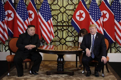 Donald Trump y Kim Jong-un en la cumbre de Hanoi, Vietnam.-AP