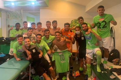Los jugadores del Almazán celebran la victoria de esta tarde en Astorga. Twitter SD Almazán