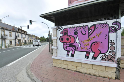 Carteles reivindicativos en Cidones contra la granja de cerdos-V.G.