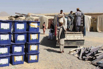 Varios trabajadores transportan urnas a un colegio electoral en Kandahar, este viernes.-MUHAMMAD SADIQ (EFE)