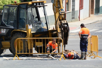 Operarios trabajando en una calle de Almazán-A. M.