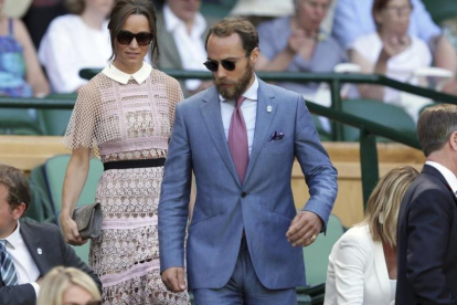James Middleton y su hermana Pippa, en Wimbledon, el pasado julio.-AP / TIM IRELAND