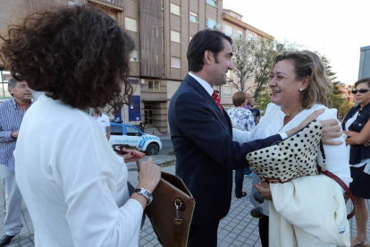 El consejero de Fomento, Juan Carlos Suárez Quiñones, junto a la alcaldesa de Ponferrada, Gloria Fernández Merayo (I), y la Comisaria Jefe de Ponferrada, Estíbaliz Palma (D), durante la conferencia sobre la 'Ley mordaza', en Ponferrada-Ical