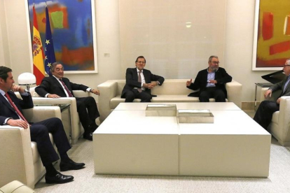 Mariano Rajoy y los líderes de CCOO, UGT, CEOE y CEPYME en su última cita de hace un año en la Moncloa.-