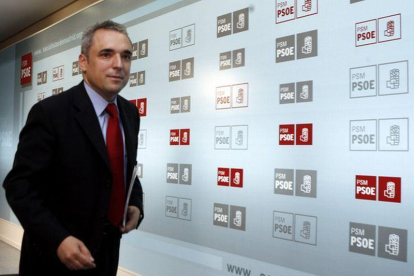 Rafael Simancas sale de la sede del PSOE en Madrid, en una imagen de archivo.-SERGIO PÉREZ / REUTERS