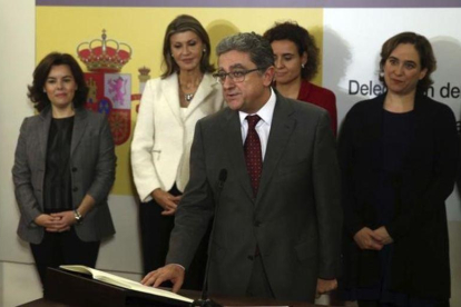 El nuevo delegado del Gobierno en Cataluña, Enric Millo, jurando el cargo en la toma de posesión.-Toni Albir