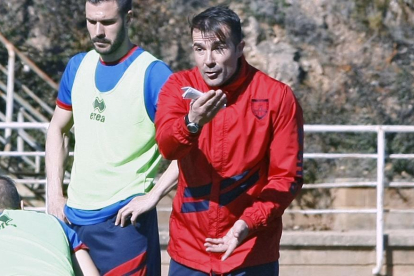 López Garai da indicaciones a sus jugadores en la sesión de trabajo del pasado miércoles.-Mario Tejedor