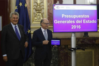 Montoro entrega a Posada los Presupuestos del 2016 en Madrid.-EL PERIÓDICO