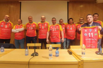 Reconocimiento a los héroes del ascenso en 1988 a la máxima categoría del voleibol español. HDS