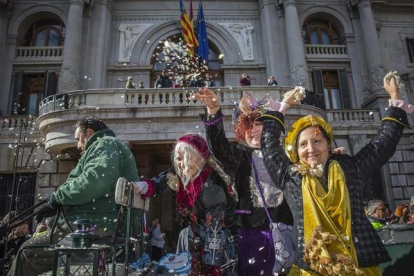 Libertad, Igualdad y Fraternidad, las Magas de Enero, saludan al público a su llegada al Ayuntamiento de Valencia en una de las anteriores ediciones-MIGUEL LORENZO