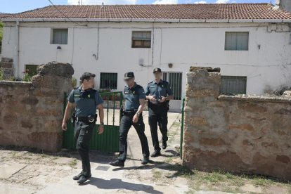 Los agentes inspeccionaron el lugar de los hechos.-Daniel Rodríguez