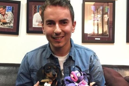 Jorge Lorenzo posa con su nueva mascota, un cachorro de Teckel, llamado Destino Lorenzo Tomás.-