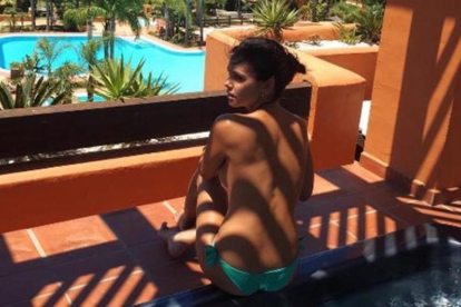 Cristina Pedroche anuncia que está de vacaciones en toples.-