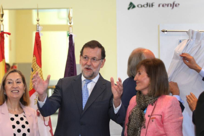 Inauguración de la línea de alta velocidad a Palencia y Leon El presidente del gobierno,Mariano Rajoy (C) junto a la diputada Celinda Sánchez (D) y a la ministra de Fomento, Ana Pastor(I),en la estación de Palencia en la inauguración de la línea de tren d-Ical