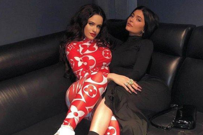 Rosalía y Kylie Jenner incendian las redes con una nueva foto juntas.-INSTAGRAM