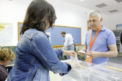 El candidato de Ciudadanos, José Luis Alonso, depositando sus papeletas.-DIEGO MAYOR