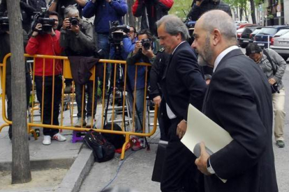 El expresidente andaluz Manuel Chaves, este martes, a su llegada al Tribunal Supremo para declarar como imputado por el 'caso ERE'.-Foto: PEDRO CARRERO