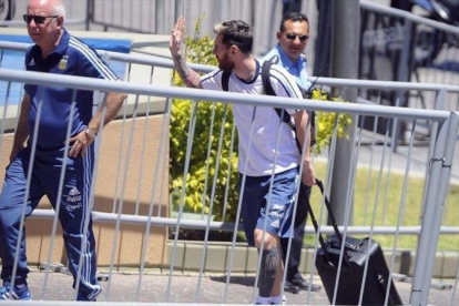 Messi saluda a los aficionados camino de la ciudad de San Juan.-EL PERIÓDICO