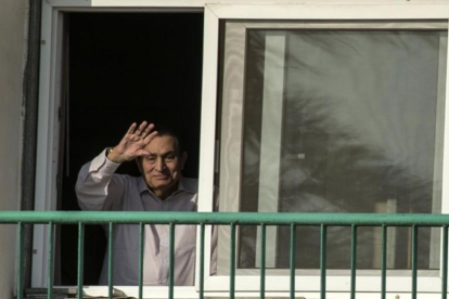 Mubarak saluda desde el Hospital Militar Maadi donde ha estado recluido, en octubre del 2016.-KHALED DESOUKI