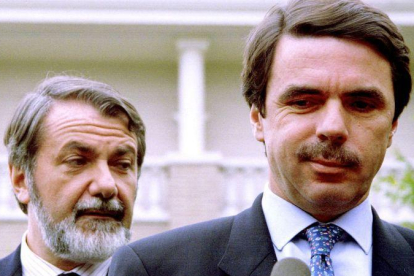 Jaime Mayor Oreja y José María Aznar, en rueda de prensa en junio de 1998.-PABLO SÁNCHEZ (REUTERS)