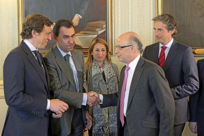 Cristóbal Montoro saluda a Fernando Martínez Maillo en la reunión de la Comisión Nacional de Administración Local, el 21 de mayo de 2013.-JUAN LÁZARO