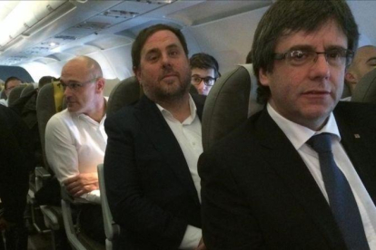 Carles Puigdemont, Oriol Junqueras y Raul Romeva, en un viaje a Bruselas para dar una conferencia en enero del 2017.-JORDI BEDMAR
