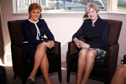 La primera ministra británica, Theresa May (derecha), junto a la ministra principal de Escocia Nicola Sturgeon durante su reunión en Glasgow.-RUSSELL CHEYNE