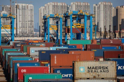 Contenedores de exportaciones en un puerto de China.-EPA