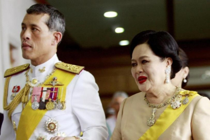 El príncipe Vajiralongkorn con su madre, la reina Sikrit.-AP