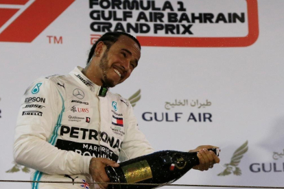 Hamilton, feliz, celebra su victoria en Bahrein.-