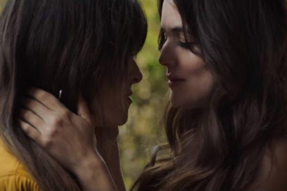 Fotograma del vídeo De tus ojos en el que Vanesa Martín y Adriana Ugarte protagonizan una apasionada historia de amor.-YOUTUBE