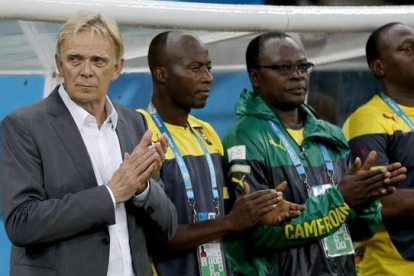 Finke, seleccionador salente de Camerún, en un partido del pasado Mundial de Brasil.-
