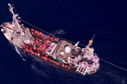 El barco alemán Eleonore navega en el Mediterráneo con alrededor de 100 migrantes a bordo después de ser rescatados.-JOHANNES FILOUS / EUROPA PRESS